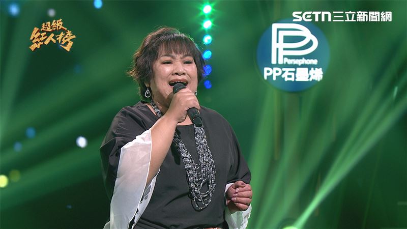 青春組衛冕者江雲梅真誠演唱《悲情歌聲》。（圖／超級紅人榜提供）