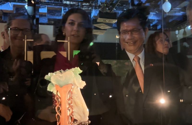 林佳龍與眾議院議長艾達莫娃（Mark&eacute;ta Pekarov&aacute; Adamov&aacute;）一同欣賞翠玉白菜。（圖／讀者提供）