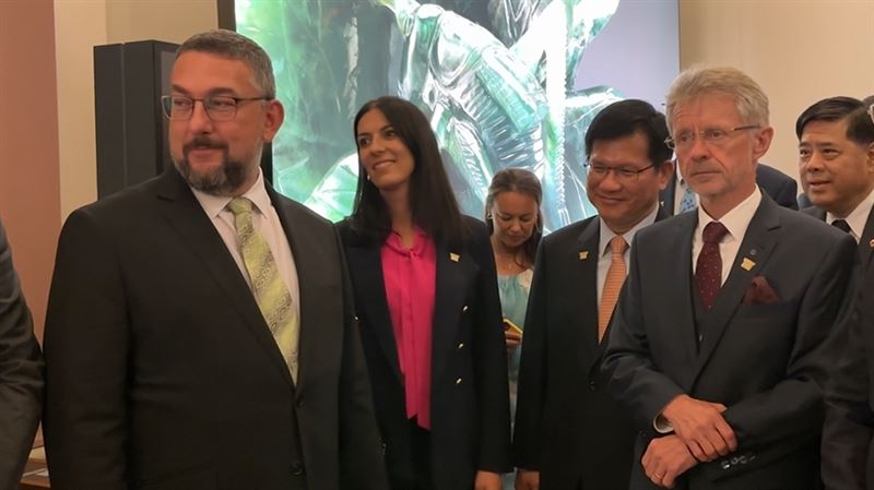 林佳龍與捷克眾議院議長艾達莫娃（Mark&eacute;ta Pekarov&aacute; Adamov&aacute;）（左2）、捷克參議院議長韋德齊（Milo&scaron; Vystrčil）(右1)聽取導覽。（圖／讀者提供）