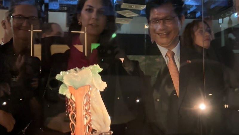 林佳龍(右)與眾議院議長艾達莫娃(Markéta Pekarová Adamová)一同欣賞翠玉白菜。(圖/讀者提供)