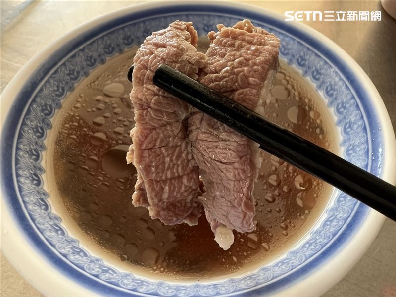 新鮮溫體牛淋上熱湯，牛肉湯已經成為台南美食代表之一。（圖／翻攝畫面）