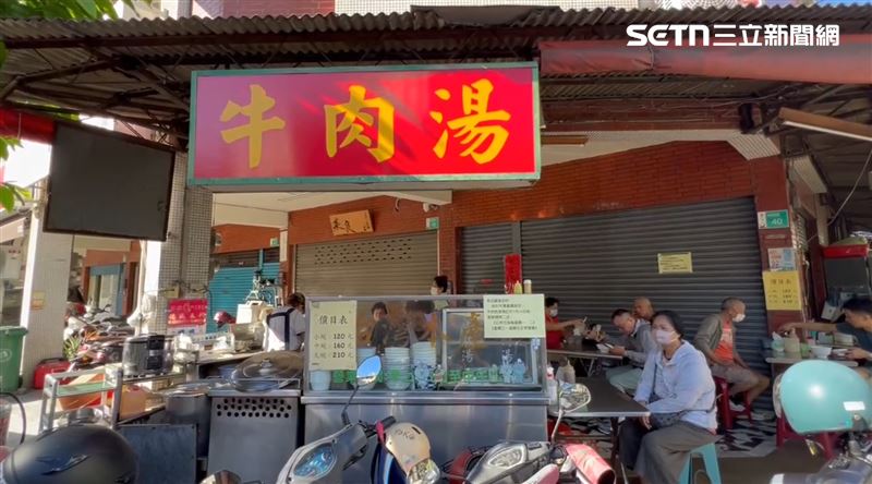 觀光客來台南都會吃上一碗牛肉湯，在地人也時常當早餐享用。（圖／翻攝畫面）