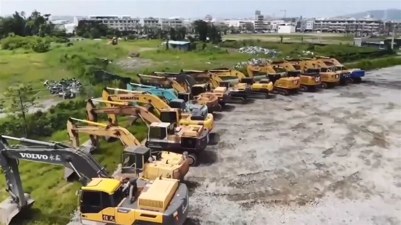 市府查扣的多輛重機具。（圖／市府提供）