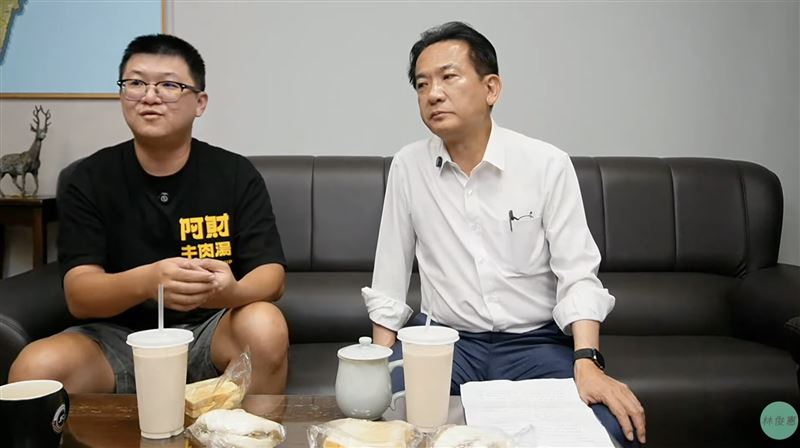 阿財牛肉湯負責人郭俞宏與林俊憲同框直播，一起挽救牛肉湯。（圖／翻攝林俊憲YT）
