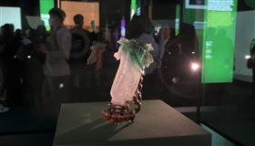 「故宮文物百選及其故事」特展11日在捷克國家博物館盛大揭幕，『翠玉白菜』是其中超吸睛的國寶(圖/讀者提供)