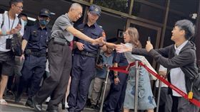 ▲柯文哲交保後首次出庭，心情看來不錯，離開時還和聲援的小草擊掌。（圖／記者楊佩琪攝）