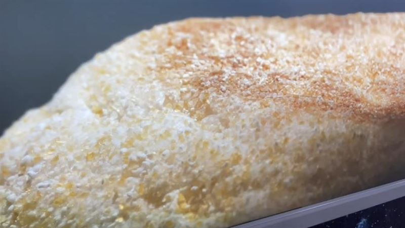 你有看到嗎？麥當勞的廣告看板上有根毛！(圖／讀者授權提供）