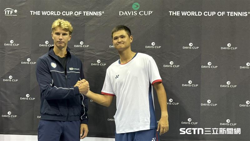 台灣隊首點男單推出吳東霖（右）對決挪威19歲的未來之星謝爾（Nicolai Budkov Kjaer）。（圖／記者蔡厚瑄攝影）