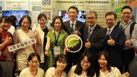 大合照中間持手拿板者為馬偕醫大校長葉宏一，後排右一為教育部高教司廖高賢司長、右二為教育部USR計畫總主持人台北醫學大學林建煌講座教授、右三為教育部鄭英耀部長。（圖／馬偕醫大提供） 