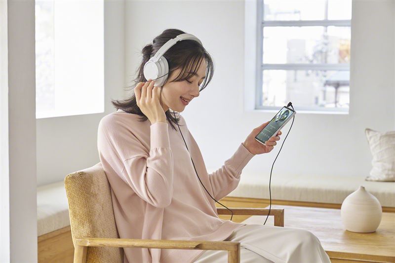 Xperia 10 VII保有可享受高音質音樂表現的3.5mm插孔、便利使用的免退卡針sim卡槽與micro SD卡擴充功能