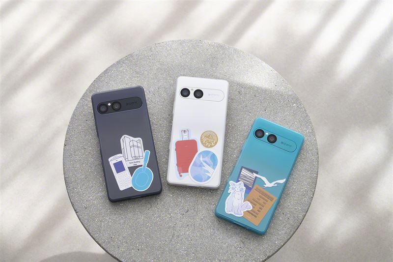 Xperia 10 VII可搭配原廠抗黃化透明漸層保護背蓋,將喜愛的明星、動漫人物卡片與貼紙或幸運符等放置於手機與保護殼夾層中