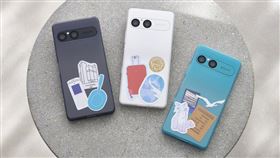 Xperia 10 VII可搭配原廠抗黃化透明漸層保護背蓋，將喜愛的明星、動漫人物卡片與貼紙或幸運符等放置於手機與保護殼夾層中。