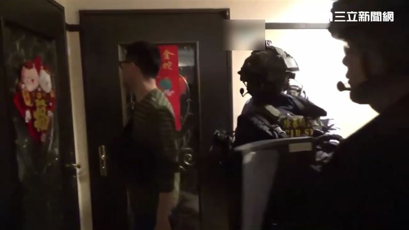 刑事局前往四海幫海青堂副堂主吳國瑞住家逮人。（圖／翻攝畫面）