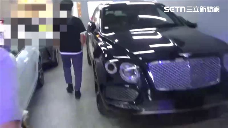 警方前往周詩帆經營的中古車行搜索。（圖／翻攝畫面）