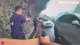 警方在花蓮山區逮捕周6條通緝的周詩帆。（圖／翻攝畫面）