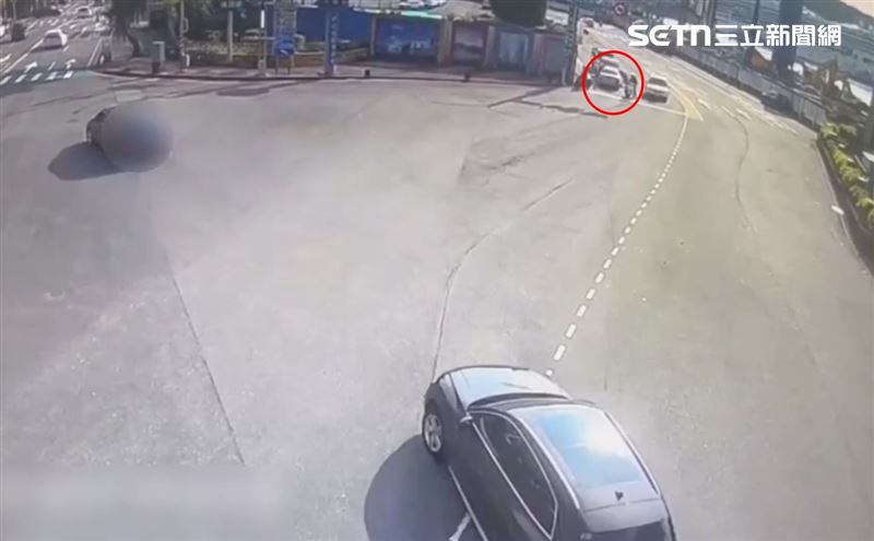 道路那麼寬，不偏不倚撞上騎士，黃翁說法令人存疑。（圖／翻攝畫面）