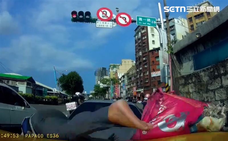 外送員整個人騰空飛起「頭下腳上」對折重摔後車引擎蓋，保溫箱裡的飲料全灑出來。（圖／翻攝畫面）
