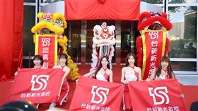 ▲台新新光金控正式揭牌，董事長吳東亮與夫人彭雪芬聯袂出席，彭雪芬高雅現身合併典禮，成為全場關注焦點之一，吳東亮脫稿邀高管上台合影，場面溫馨感人、氣氛熱烈。（圖／鄭孟晃攝影）