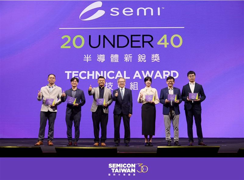 「20 UNDER 40 半導體新銳獎」,表揚 24 位青年領袖,象徵新一代「點燈者」正式接棒,承襲前輩「造山者」的成就。(圖/SEMI提供)
