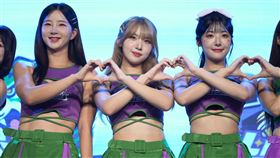 小魔女啦啦隊金吉娜（左起）、廉世彬、高佳彬合體。（圖／臺中連莊職業排球提供）