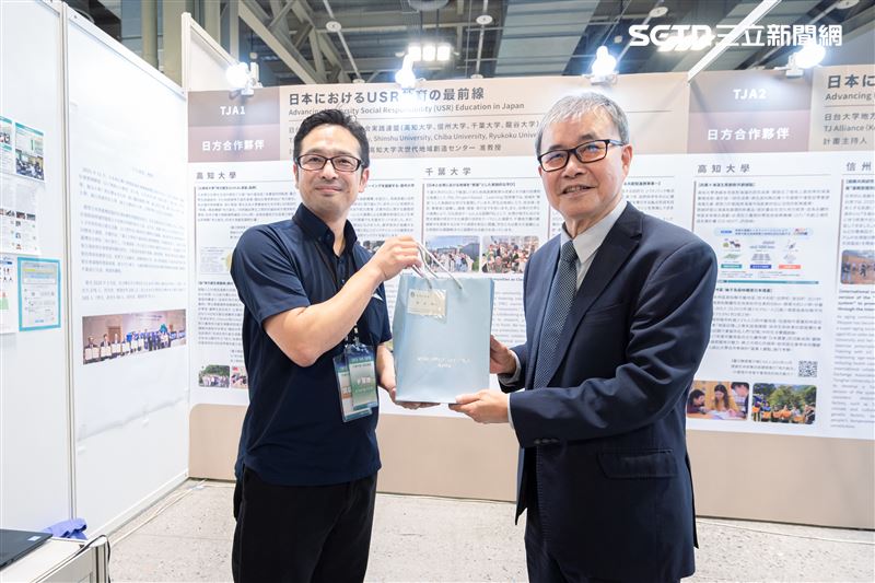 教育部回禮贈送臺日聯盟日方聯展信州大學副校長。（圖／翻攝畫面）