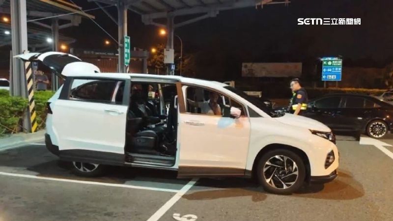西螺休息站有一部小客車，沒按照規定停車而且音樂放很大聲