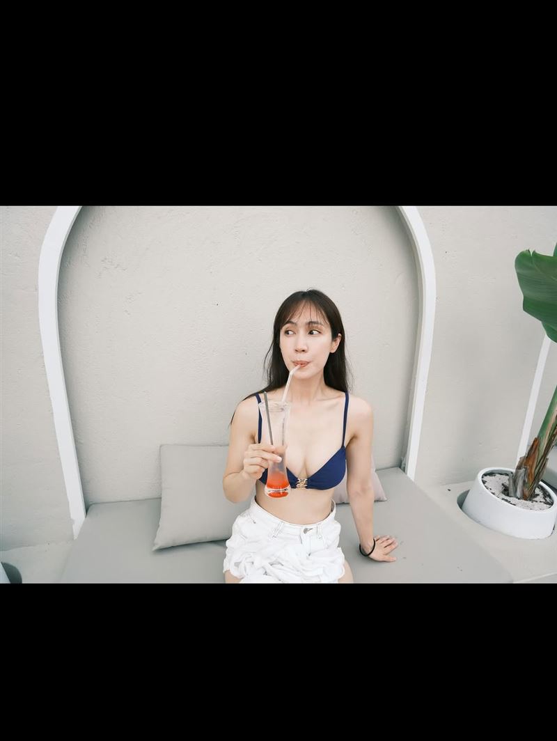 小薰瘦身有成，辣曬比基尼照。（圖／翻攝自小薰IG）