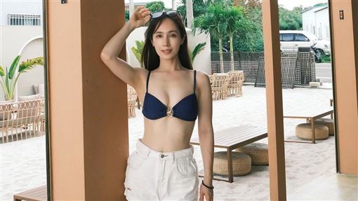 鄭人碩不要看　小薰比基尼炸出超兇車頭燈