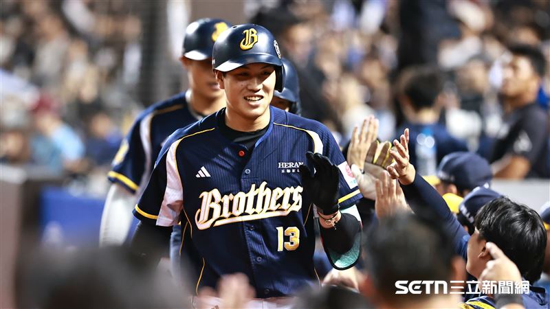 中信兄弟左外野手許庭綸敲出職棒生涯首轟。（圖／記者劉彥池攝影）