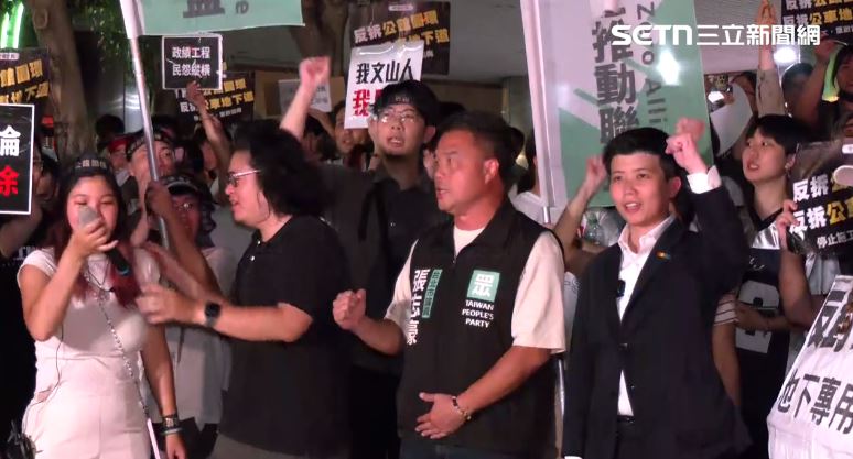 反拆公館圓環現場,眾人喊口號。(圖/翻攝畫面)