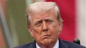 川普在911追悼儀式上，右半臉明顯下垂，被質疑健康出狀況。（翻攝自X＠FordJohnathan5）