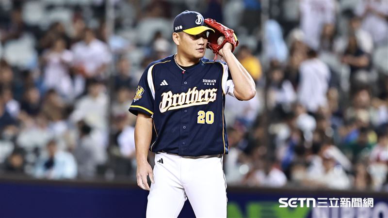 中信兄弟後援投手江忠城透過PitchCom聽取暗號。（圖／記者劉彥池攝影）