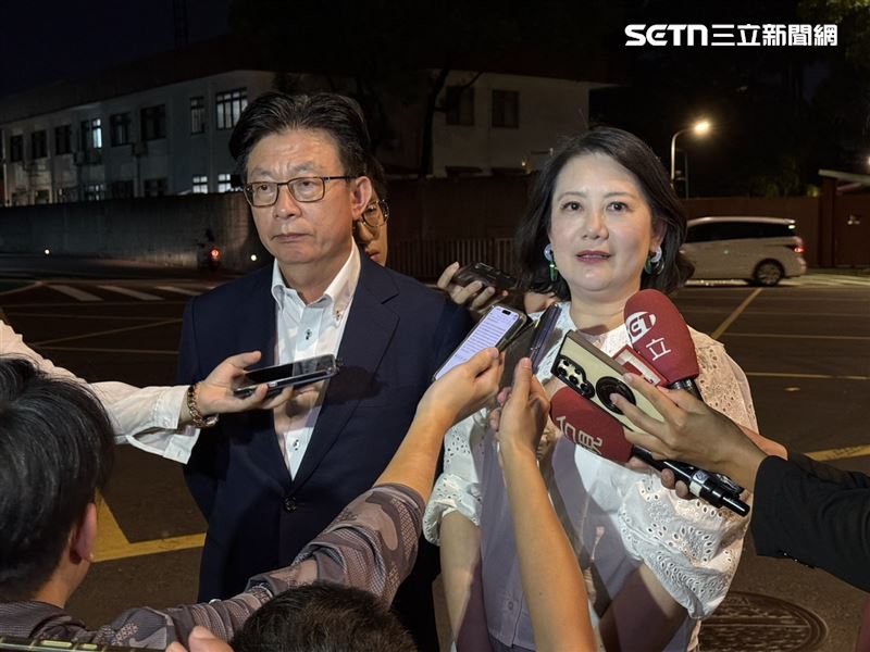 民進黨立委吳思瑤、郭國文於官邸餐敘後接受媒體訪問。（圖／記者劉秀敏攝影）