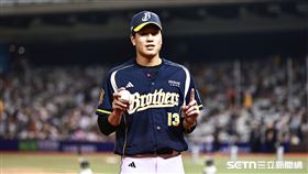 中職36年例行賽，中信兄弟左外野手許庭綸和首轟球合影。（圖／記者劉彥池攝影）