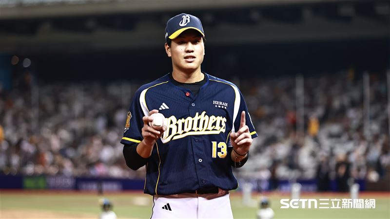 中信兄弟左外野手許庭綸和首轟球合影。（圖／記者劉彥池攝影）