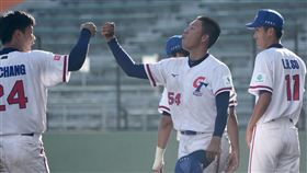 U18世界盃複賽　賴謙凡後援好投壓制（3）U18世界盃棒球賽台灣隊12日與波多黎各的關鍵一戰一路打到延長賽，台灣後援投手賴謙凡（右2）8局登板，投2局成功壓制對手，終場台灣以1比0氣走波多黎各，賴謙凡與隊友開心慶祝。中央社記者徐肇昌沖繩攝  114年9月12日