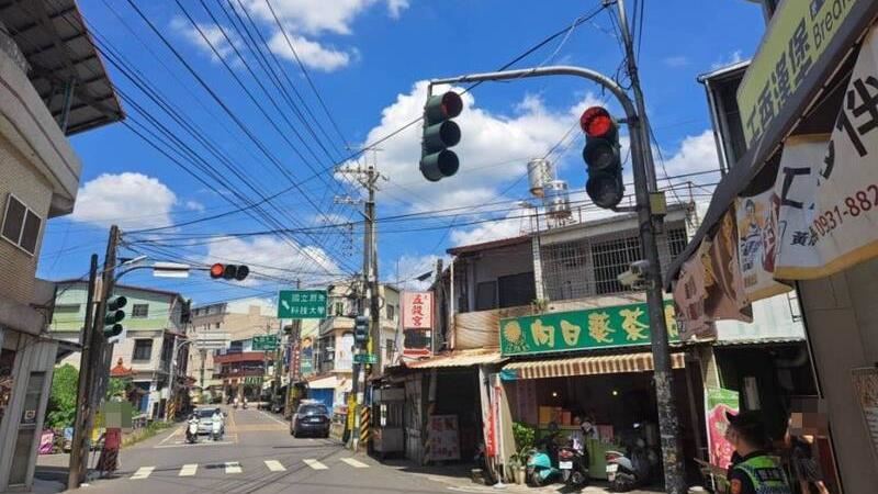 紅綠燈遭砂石車防塵網「腰斬」，粗估維修費上看5萬元。（圖／翻攝畫面）