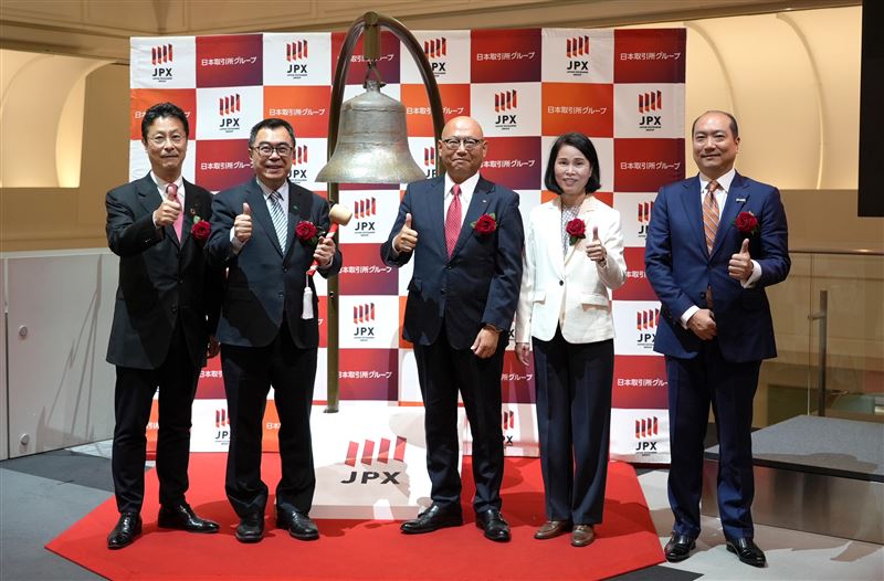 台日首檔跨境連結ETF：國泰00881「台灣科技龍頭」正式登陸東京證交所！這檔ETF一次打包30檔台股科技巨頭，包括台積電、聯發科、鴻海、廣達、智邦、緯創等，九成聚焦AI產業，八成是Nvidia合作夥伴，七成為Apple供應鏈。日本投資人可直接參與台股科技浪潮，台灣投資人則共享國際資金行情，00881成為連結兩地市場的新橋樑。（圖／國泰提供）