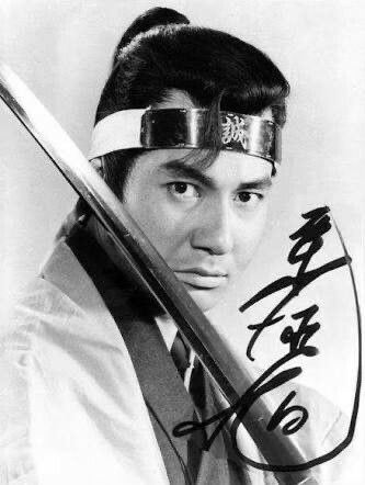 日本資深演員栗塚旭，過去出演電視劇曾爆紅。（圖／翻攝自X平台 @sarasoujyu2469）