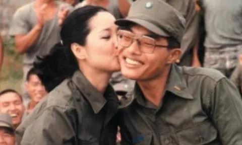 鄧麗君在1981年造訪小金門勞軍,大方親了一位少尉軍官,讓阿兵哥整整3天不洗臉。(圖/翻攝自鄧麗君基金會、薛進友臉書)