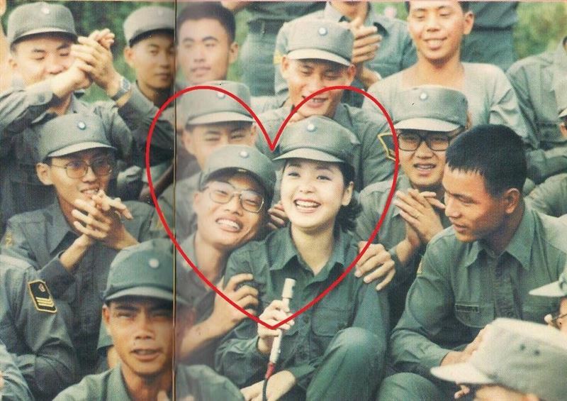 鄧麗君在1981年造訪小金門勞軍，大方親了一位少尉軍官，讓阿兵哥整整3天不洗臉。（圖／翻攝自鄧麗君基金會、薛進友臉書）