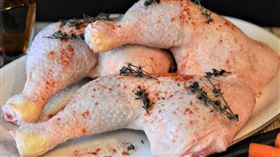 有網友上網抱怨，美式賣場買的「切塊雞腿」每次都沒切確實，自己回家還要一塊一塊處理。不少網友卻指出這是業者為了某種原因刻意為之。（示意圖／翻攝pixabay）