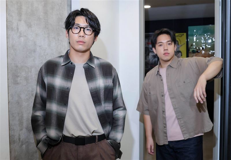 「Theseus 忒修斯」翔煜（左）、劉正（右）接受《三立新聞網》專訪。（圖／記者鄭孟晃攝影）