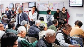 轉嫁高額醫療費用風險，專家指出，必備住院醫療實支實付險。（示意圖，本刊資料照）