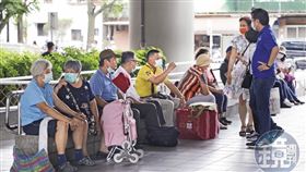 台灣社會快速老化，民眾應該檢視手上醫療險保單有無符合現況。（示意圖，本刊資料照）