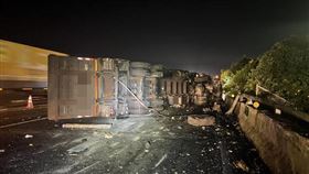 國道,彰化,聯結車,自撞,翻覆,油箱。（圖／翻攝畫面）