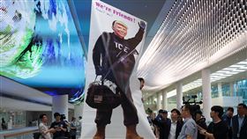 在仁川機場有民眾舉起人形立牌諷刺川普。（圖／路透社／達志影像）