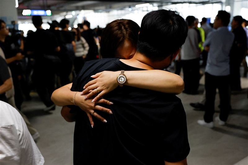 見到家人歸來民眾激動落淚。（圖／路透社／達志影像）