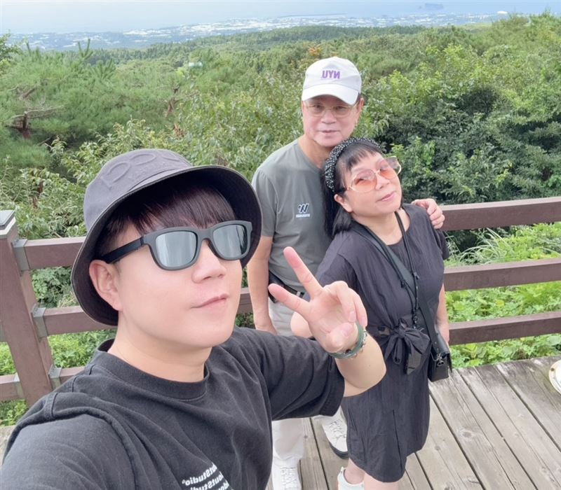 李岳日前帶爸媽到濟洲島自由行。（圖／李岳提供）