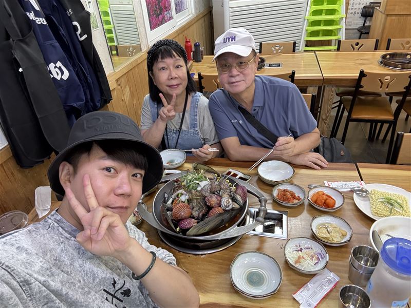 李岳開心帶父母暢遊濟州島，沒想到返台後身體不適前往急診。（圖／李岳提供）